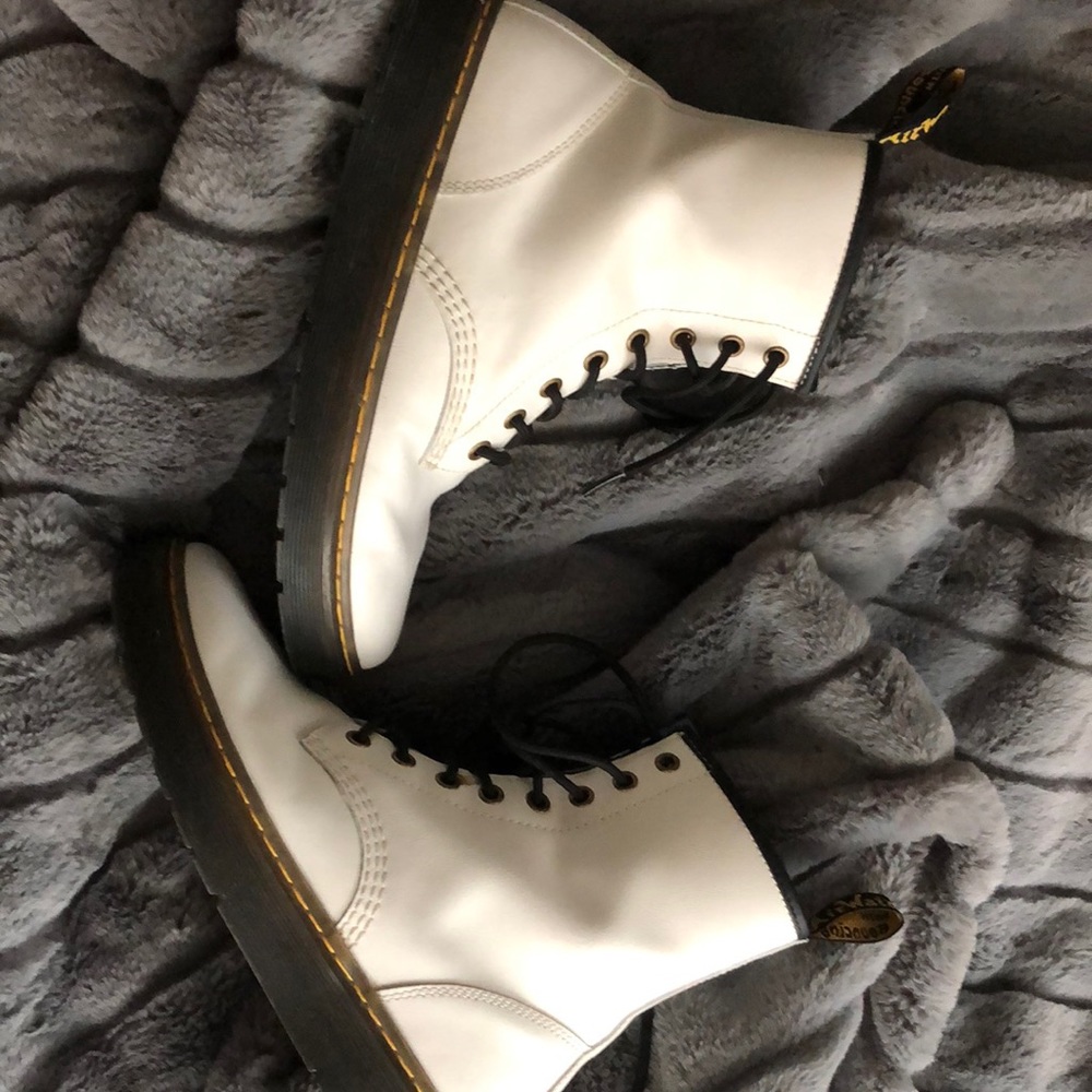 white doc martian's size 8 *only wore once*
